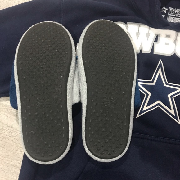 Dallas Cowboys Youth Sweatshirt Size M (10-12) & new slippers 7/8 - Picture 4 of 5